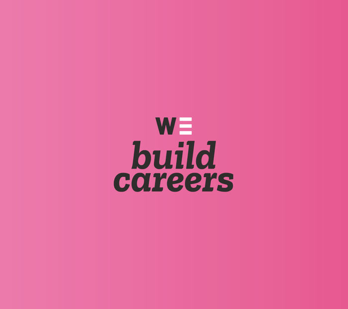 Von hell rosa zu dunkel rosa verlaufendes Bild mit dem zentral platzierten Logo "WE BUILD CAREERS".