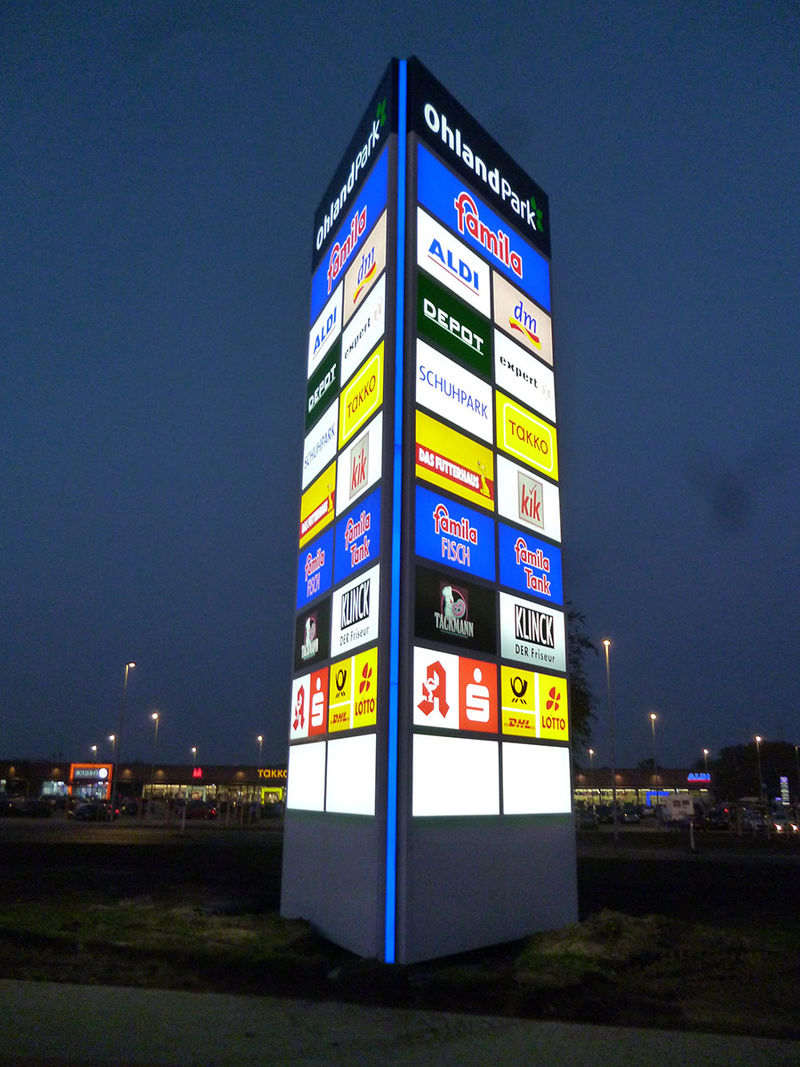 Leuchtpylon am Ohlandpark zum zeigen der verschieden Läden im Einkaufszentrum bei Nacht.