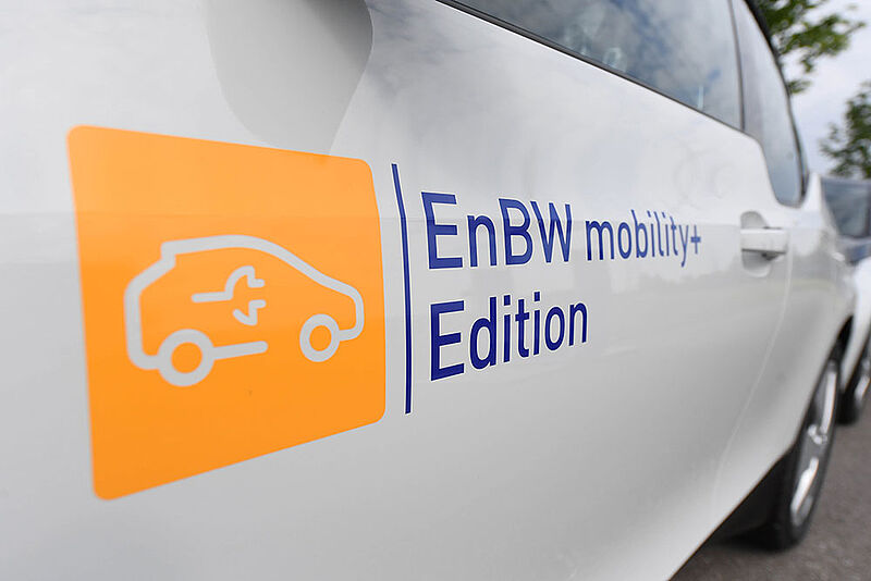 Enbw Logo und Beschriftung eines BMW-i3.