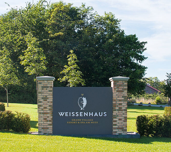 Resort Weißenhaus Schild zur Wegeleitung