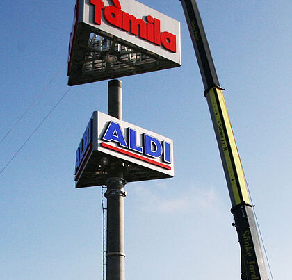 Werbeturm Aldi und Famila