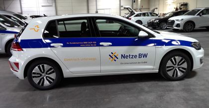 VW-Polo (Elektro) des Unternehmens Netze BW in einem Parkhaus mit seitlicher Beschriftung.