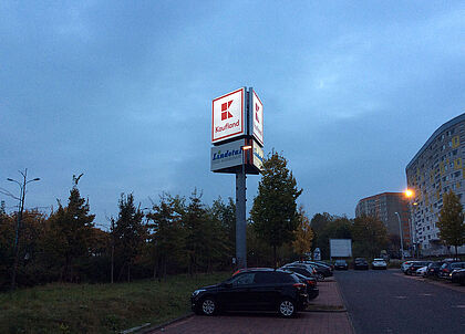 Werbeturm Kaufland beleuchtet