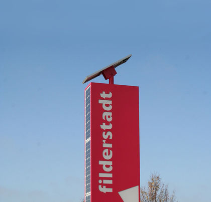 Roter, solarzellenbetriebener Werbeturm mit der Aufschrift "filderstadt".