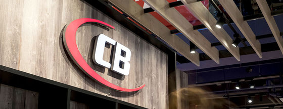 Logo Schild der Marke CB Mode in einem Shop.