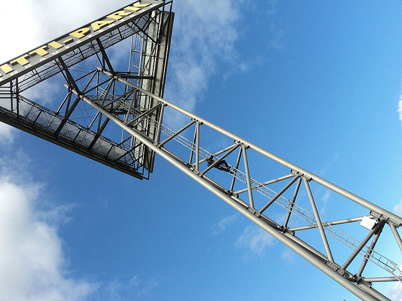 Großer Werbeturm des Citti Center aus dreieckiger Stahl Konstruktion von unten.