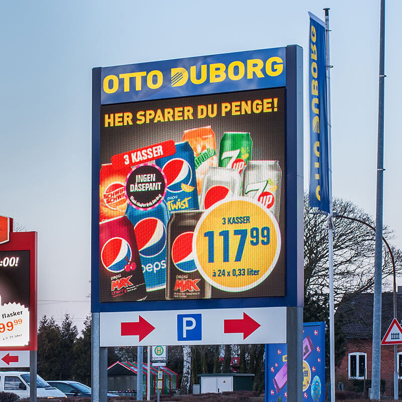 Digital Signage mit einer Supermarkt Werbung für Otto Duborg mit Hinweis auf einen Parkplatz.