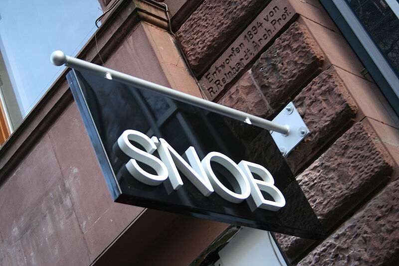 Beschilderung an einer Fassade der Firma "SNOB".