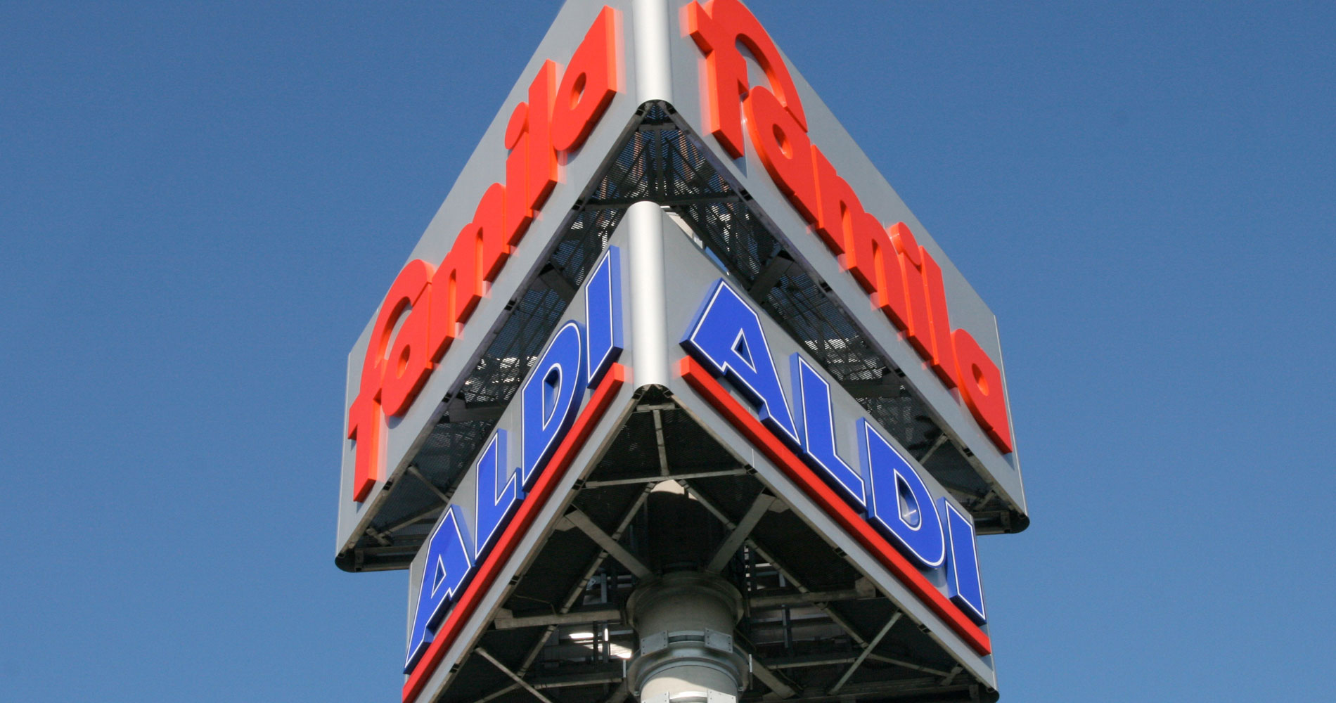 Werbeturm Aldi und Familia